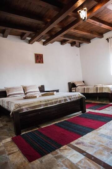 Фото номера Трехместный номер с ванной комнатой Курортные отели Dynasty Guest Rooms г. Kljutsch 3
