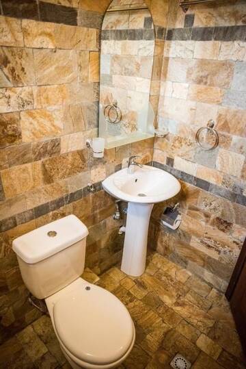 Фото номера Трехместный номер с ванной комнатой Курортные отели Dynasty Guest Rooms г. Kljutsch 9